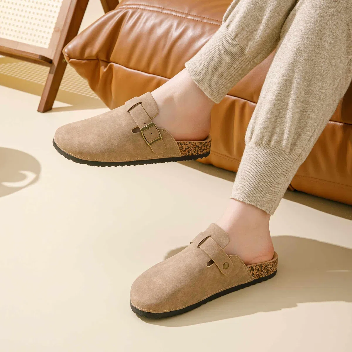 JOMIX Kapcie Damskie z Klamrą Eleganckie Kobiety Klapki Podeszwą z Korka Wygodny Chodaki Buty